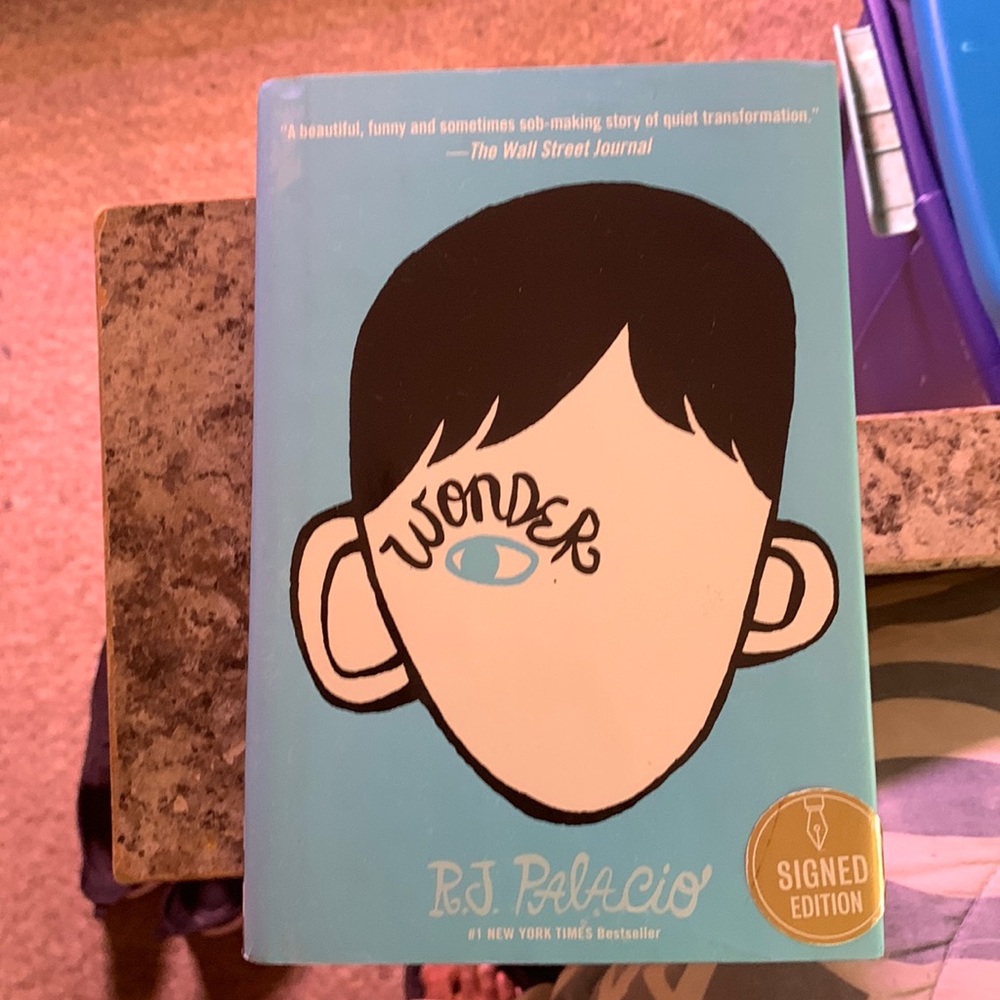 book : wonder , signed edition by r.j palacio  #1 Ny times best seller !